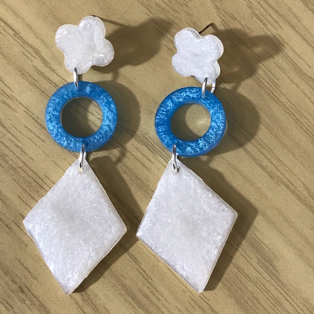 🔴 Acrylic stud drop earrings.